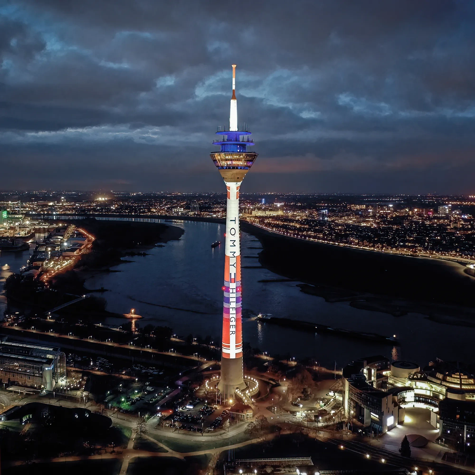 Werbeprojektion Tommy Hilfiger Rheinturm Düsseldorf