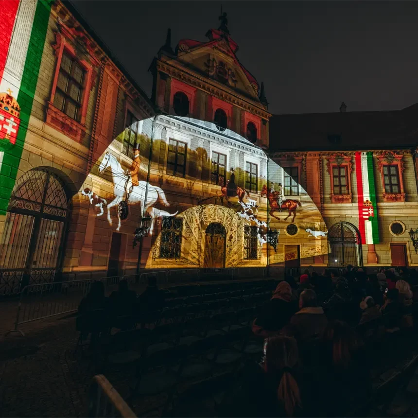 A facade projection on the Munich Residenz displays moving impressions from the life of Empress Elisabeth on a fan-shaped pattern.
