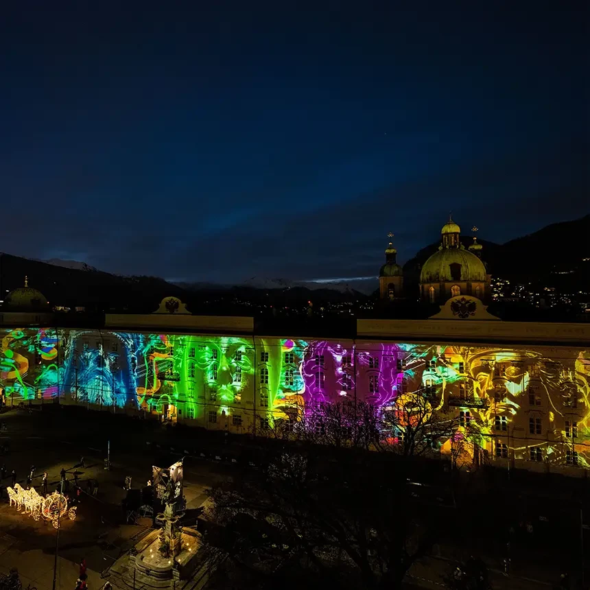 Die Gesichter der Habsburger-Statuen werden während einer Video-Show auf die Fassade der Hofburg und Hofkirche projiziert und mit neonfarbenen Outlines ergänzt