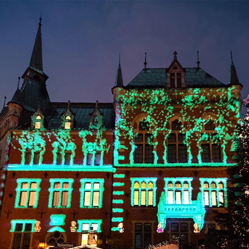 Weihnachtsprojektion in Oldenburg: Die Strukturen des historischen Gebäudes werden virtuell zu Partikeln