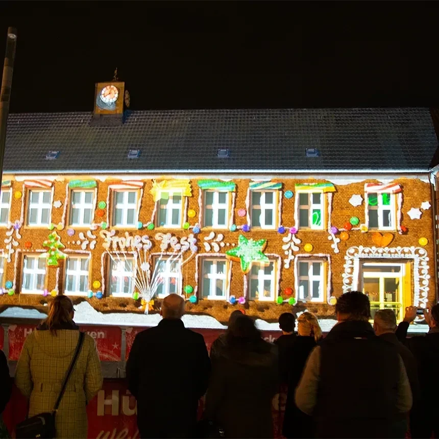 Projection mapping projection of a gingerbread house on a facade in Hückelhoven