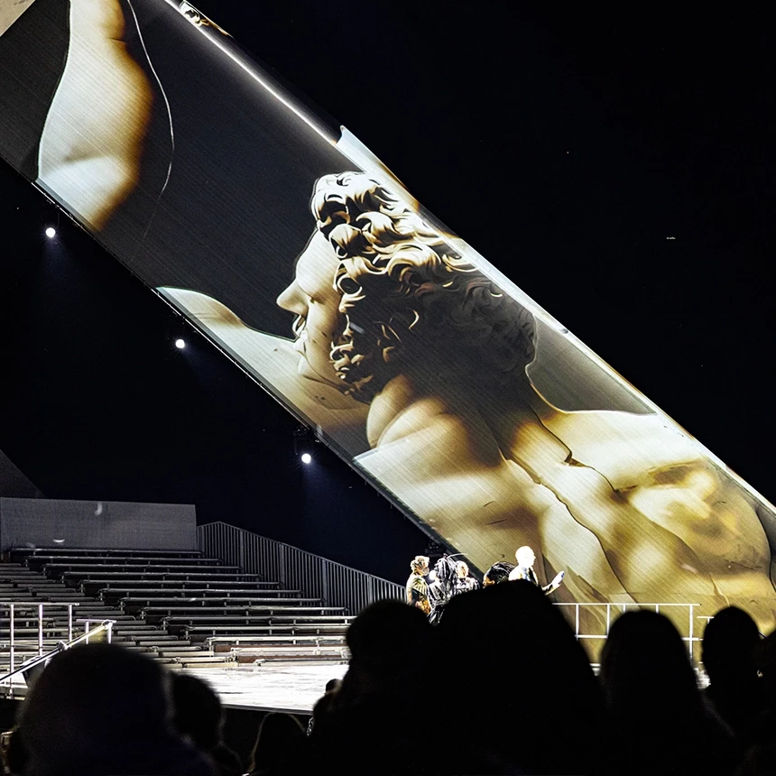 At the opera festival at the Saarpolygon, a large-scale projection mapping on the cultural monument shows a male statue