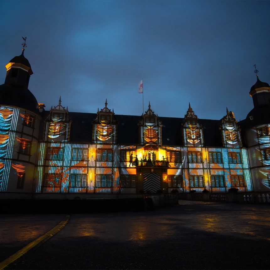 3D Video Show zeigt Ballszenen mit tanzender Menschen auf Schlossfassade