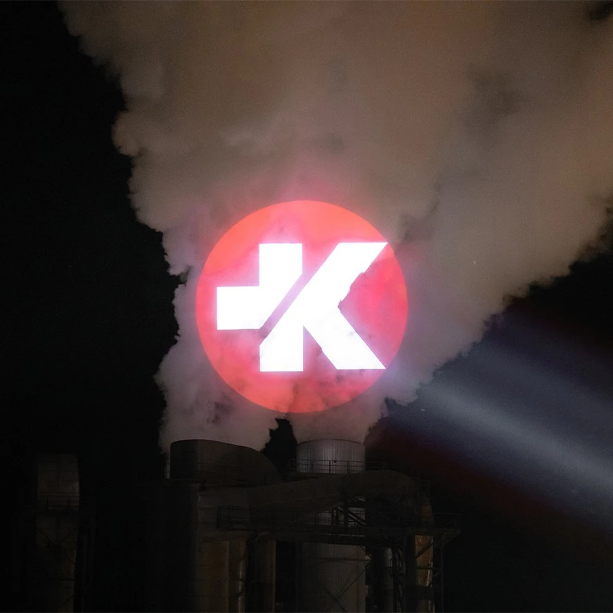 Firmenlogo als Nebelprojektion auf einer Wasserdampfsäule