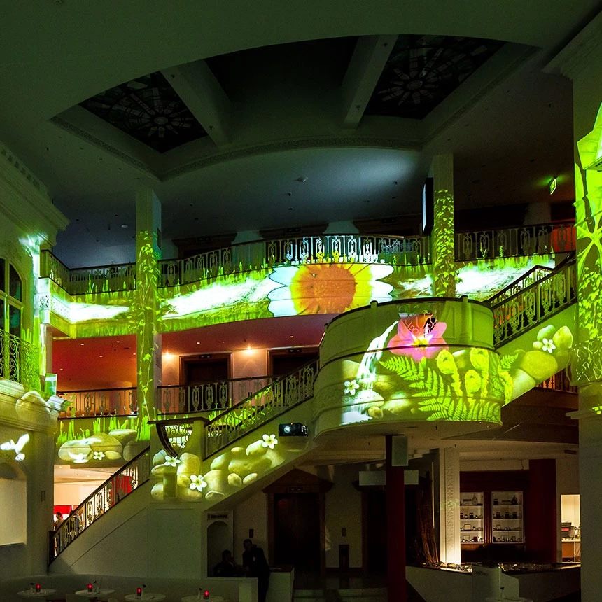 Projektionsshow im 360 Grad Panorama zeigt Natur-Motive wie Blumen und Pflanzen im Dormero Hotel Stuttgart