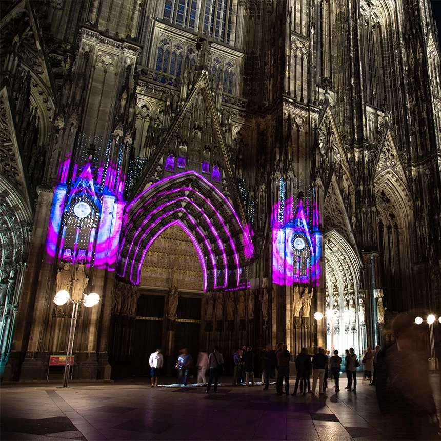 3D Video Mapping mit gebäudeindividuellen 3D Effekten in pink während der Veranstaltung SilentMod zur gamescom2016 in Köln