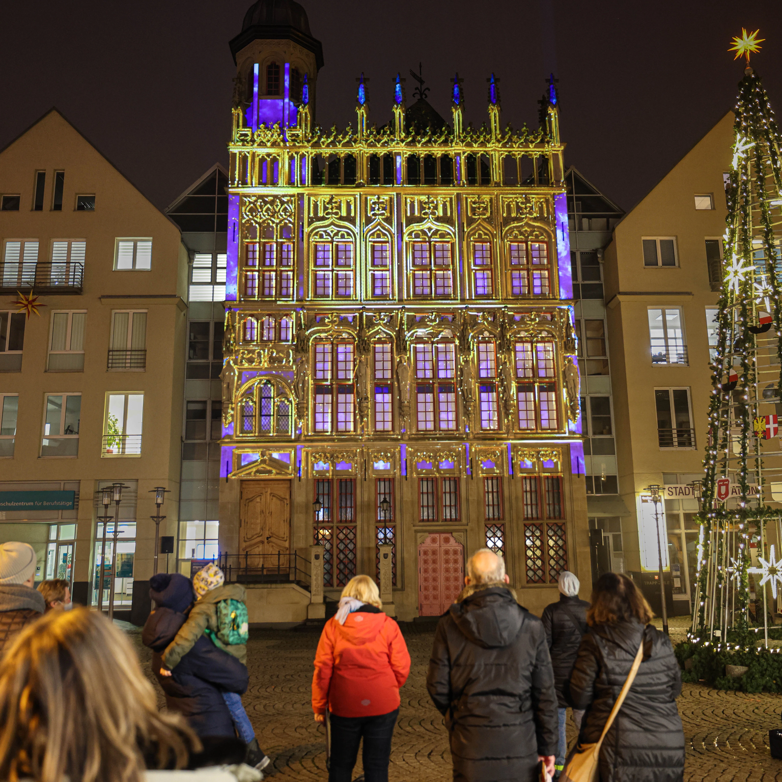 On behalf of the city marketing in Wesel, TNL made the historic town hall facade shine with 3D animations in blue and gold