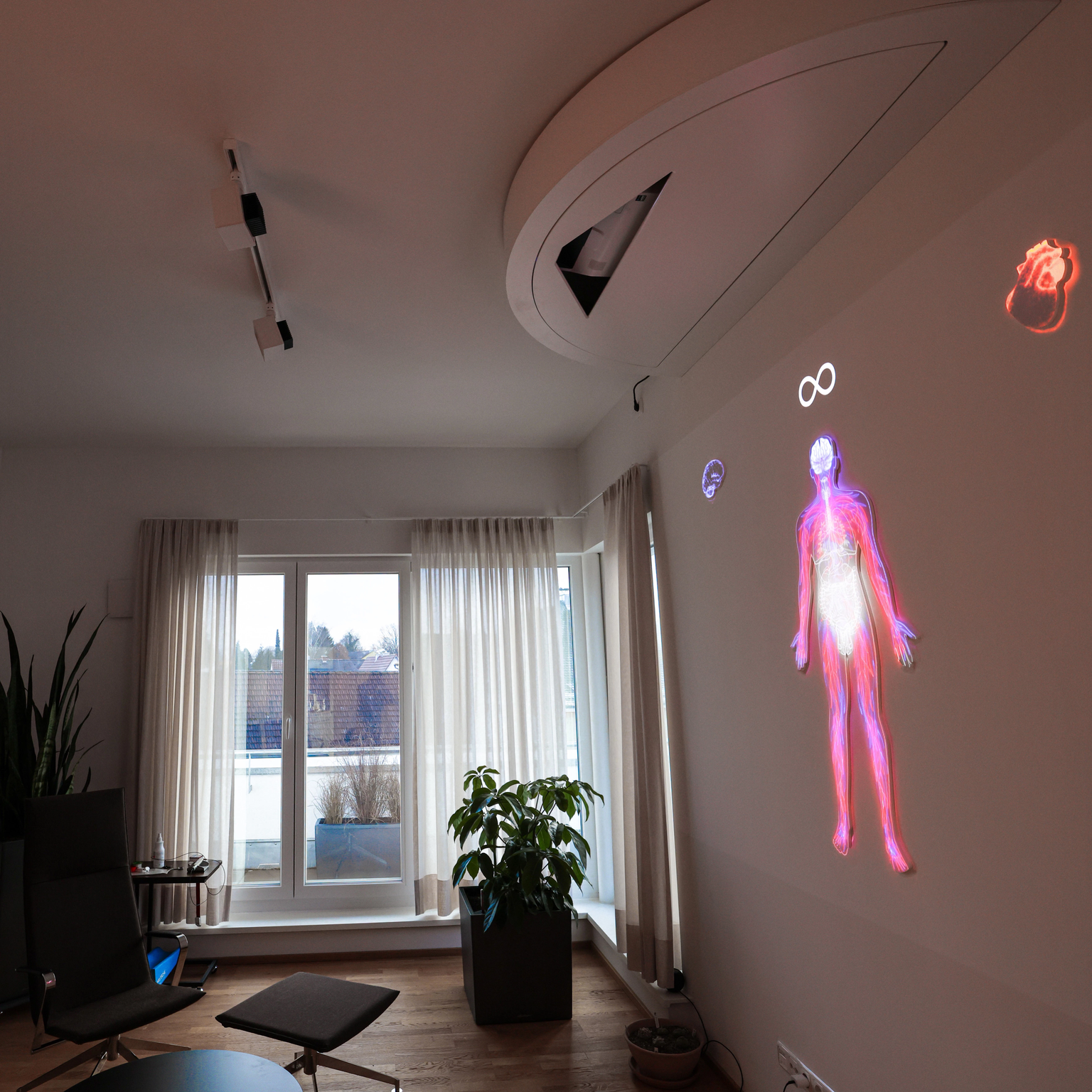 Lichtinstallation in Arztpraxis: Anatomisches Modell eines Menschen zeigt mit 3D-Projektionen wie alle Organsysteme über die Kohärenz-Achse Herz-Gehirn gesteuert werden