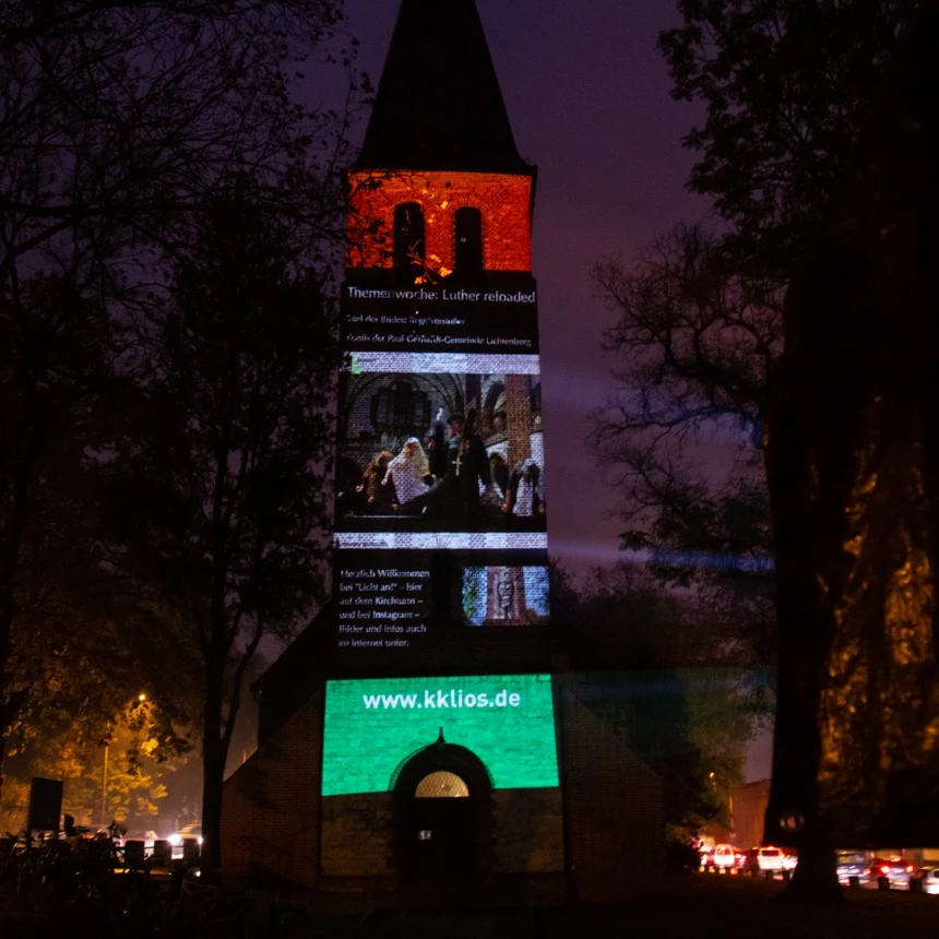 Statisches Video Mapping mit Texten und Bildern bringt dem Instagram-Projekt der Berliner Gnadenkirche öffentliche Aufmerksamkeit