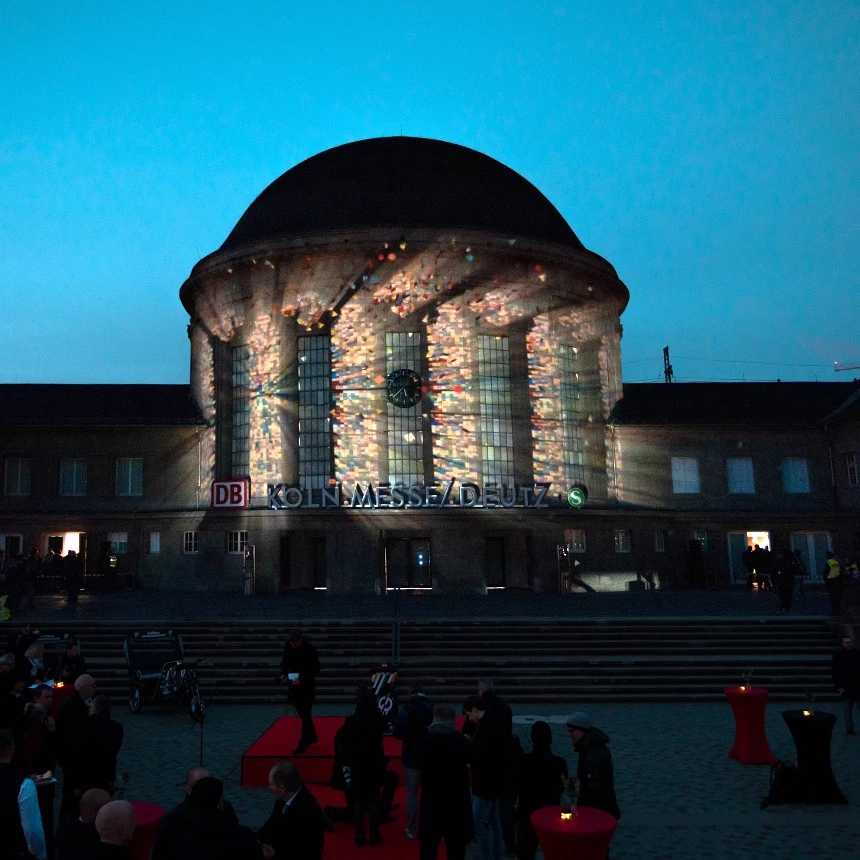 3D Video Mapping von TNL am Kölner Bahnhof Deutz mit bunten Mosaik-Kacheln und Licht-Strahlen