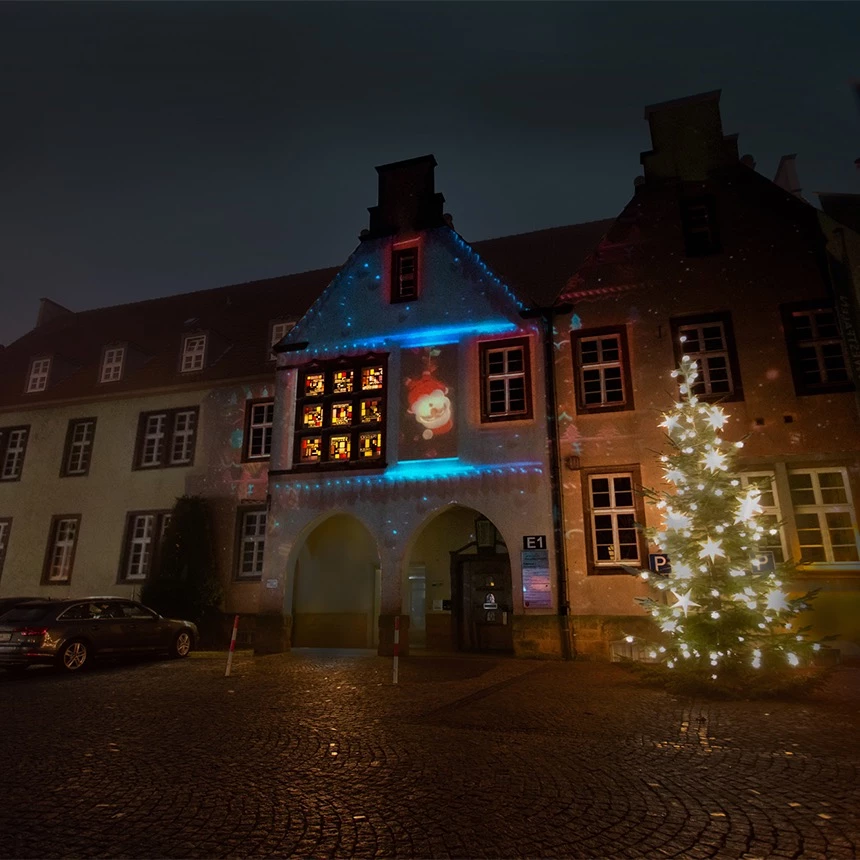 TNL Design unCharacter Animation eines virtuellen Weihnachtsmann projiziert auf die Fassade des Rathauses in Halle Westfalen