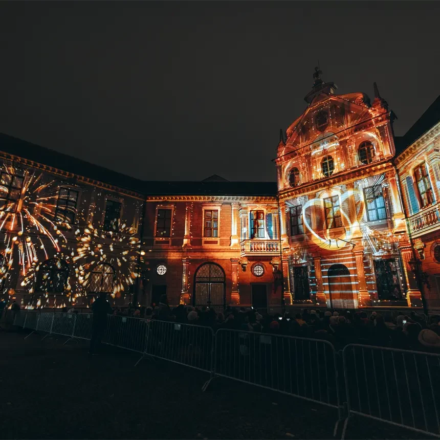 A virtual fireworks display celebrating the marriage of Empress Sisi and Emperor Franz can be seen in a video show on the facade of the Munich Residence.
