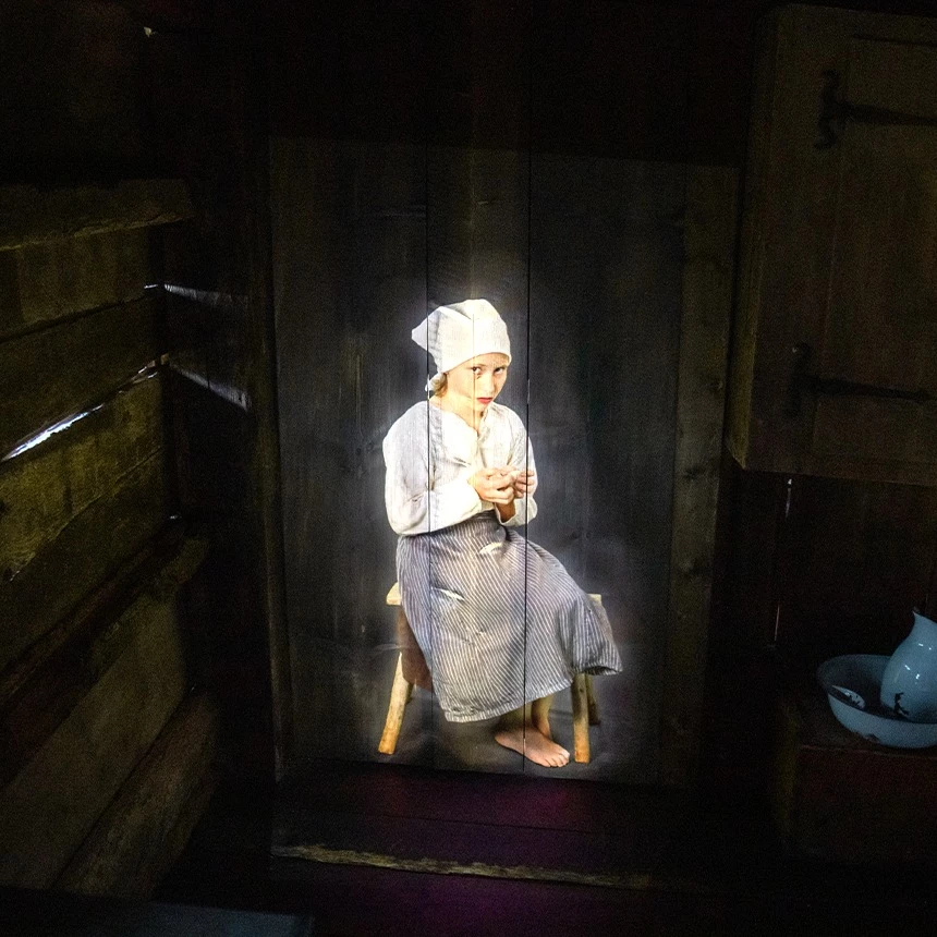 Junges Mädchen als historische Protagonistin erscheint als 3D Hologramm in der Ausstellung im historischen Bauernhaus und erzählt von sich und ihren Lebensumständen auf dem Haldenhof