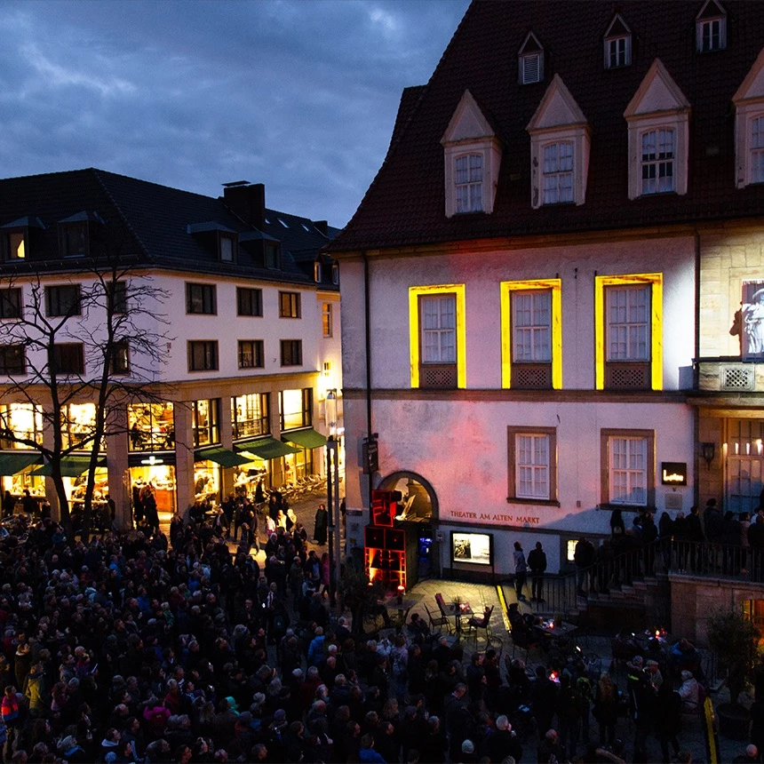 Animiertes Wahrzeichen der Stadt Bielefeld: Der Leineweber führt durch Projektionsshow zu den Bielefelder Nachtansichten