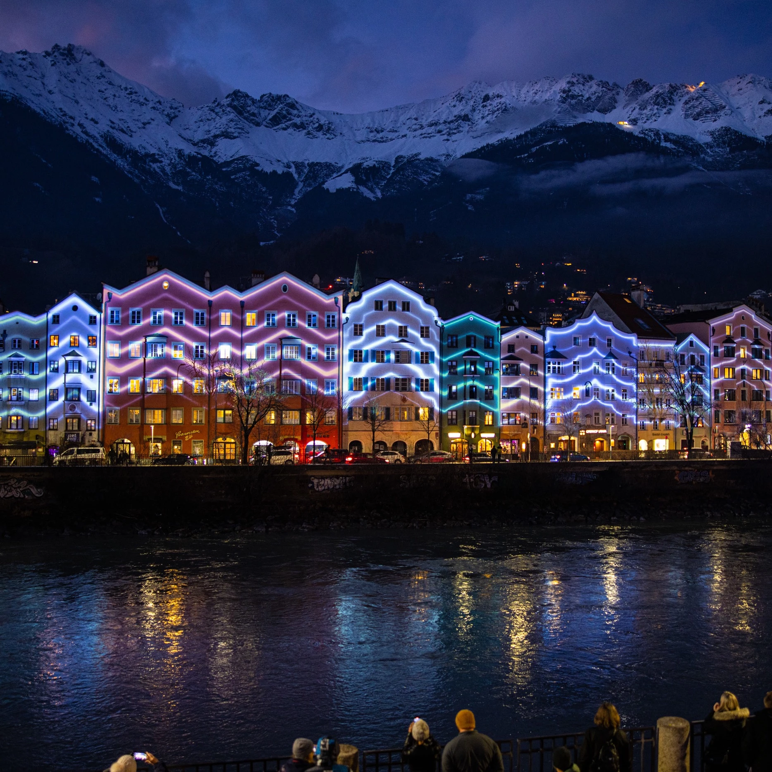 3D Video Mapping mit Linien auf die Mariahilf-Häuserzeile in Innsbruck mit Bergpanorama im Hintergrund