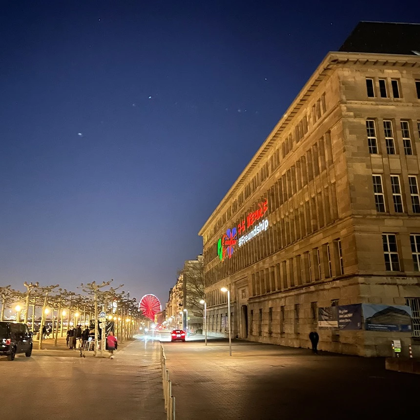 Fassadenprojektion am Rheinufer auf Staatskanzlei NRW auf Auftakt für Jubiläumsjahr