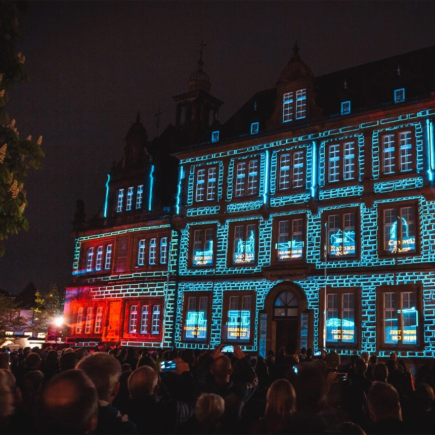 3D Video Mapping auf Backsteingebäude: die Steine werden in Laserästhetik nachgezogen