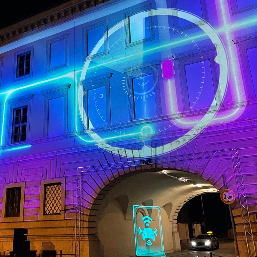 Gebäudeillumination mit Mustern und Farben zum Thema autonomes Fahren während der IAA Mobility in München