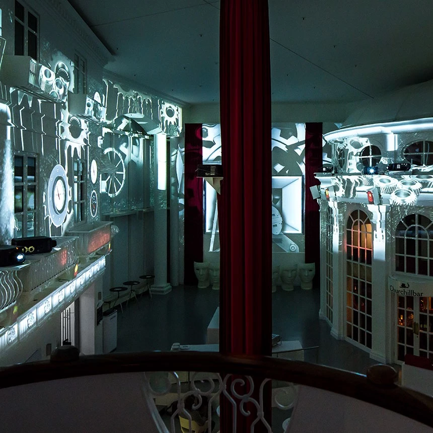 Eine 360° Videoinstallation für das Dormero Hotel Stuttgart greift die Industrialisierung thematisch auf und zeigt hier Zahnräder in schwarz und weiß