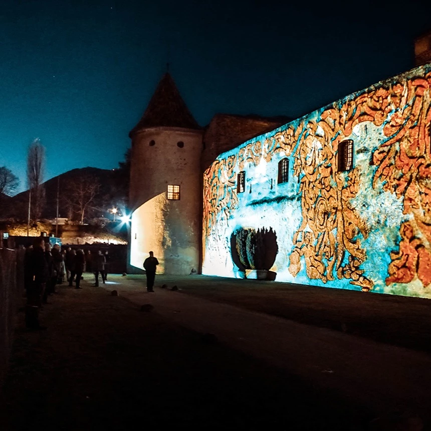 A facade projection with historical ornaments turns Maretsch Castle into a tangible history