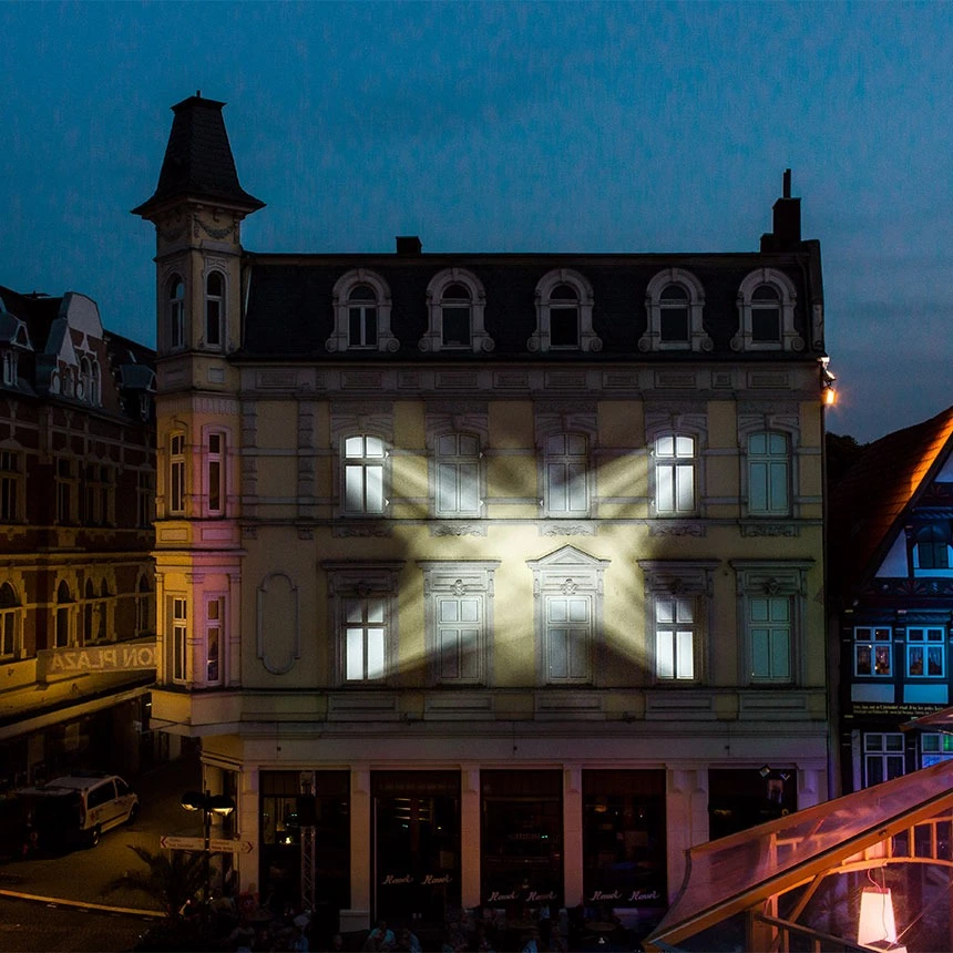 Animierte Spotlights bei Video Show auf Fassade am Alten Markt während des Hocker-Festes in Herford