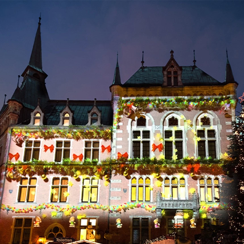 Mit einem 3D Video Mapping wird die Fassade des Rathauses in Oldenburg weihnachtlich geschmückt