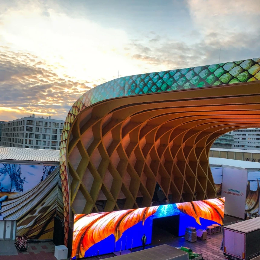 Light installation with LED wall shows video content with an animated tail fin, thematically adapted to the entrance situation of a congress