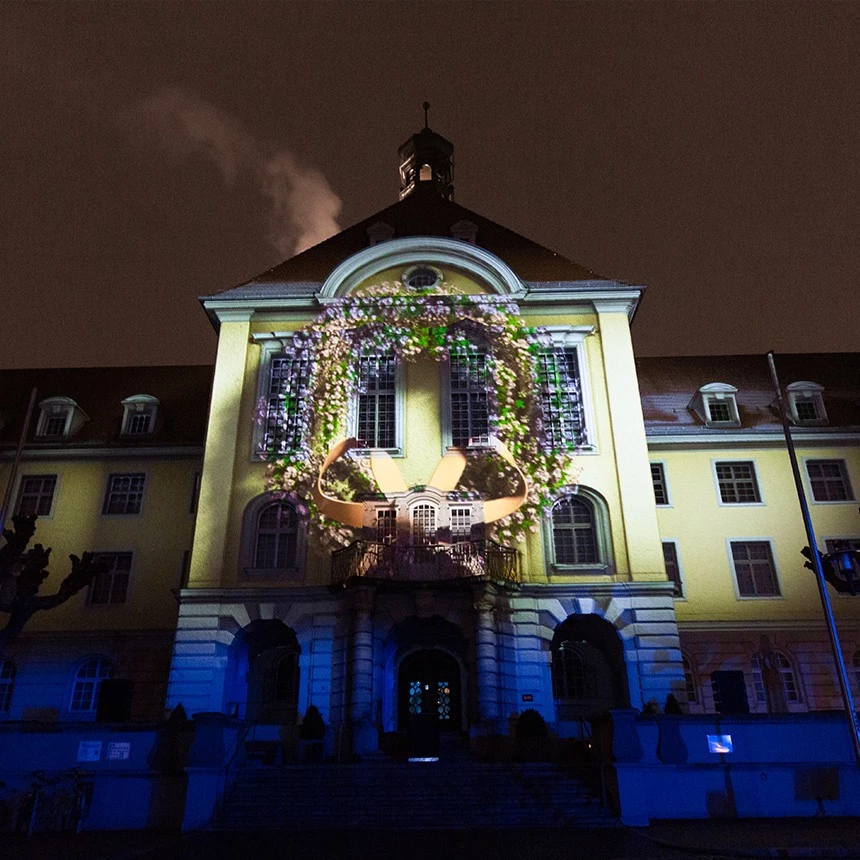 Gebäudeindividuelle Projektion mit Blumenkranz auf dem Rathaus Herford