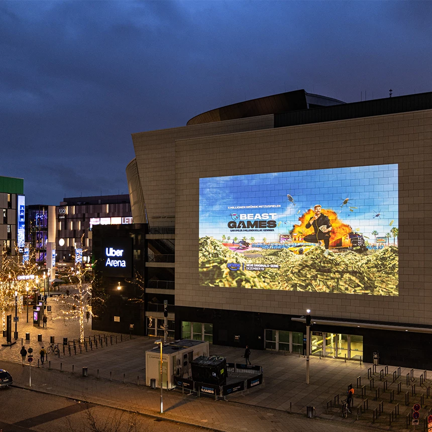 Eine Werbeprojektion zu Mr Beast Serie "Beast Games" ist auf der Uber Arena in Berlin zu sehen