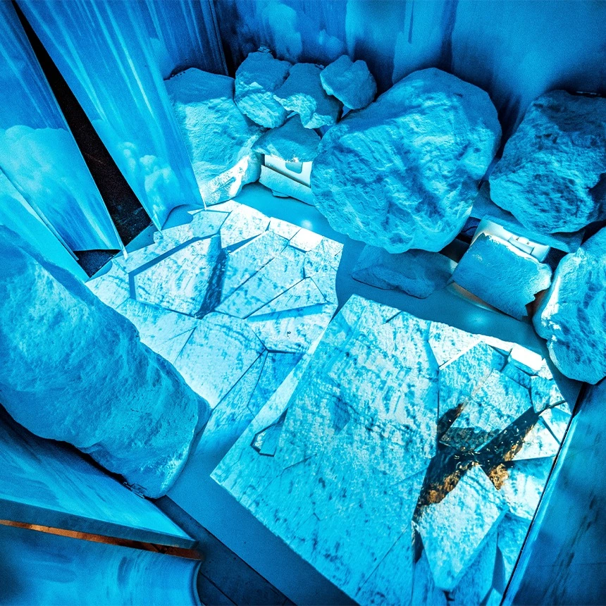 Ice floes as a floor projection support the backdrop and allow the visitor to immerse himself in another world