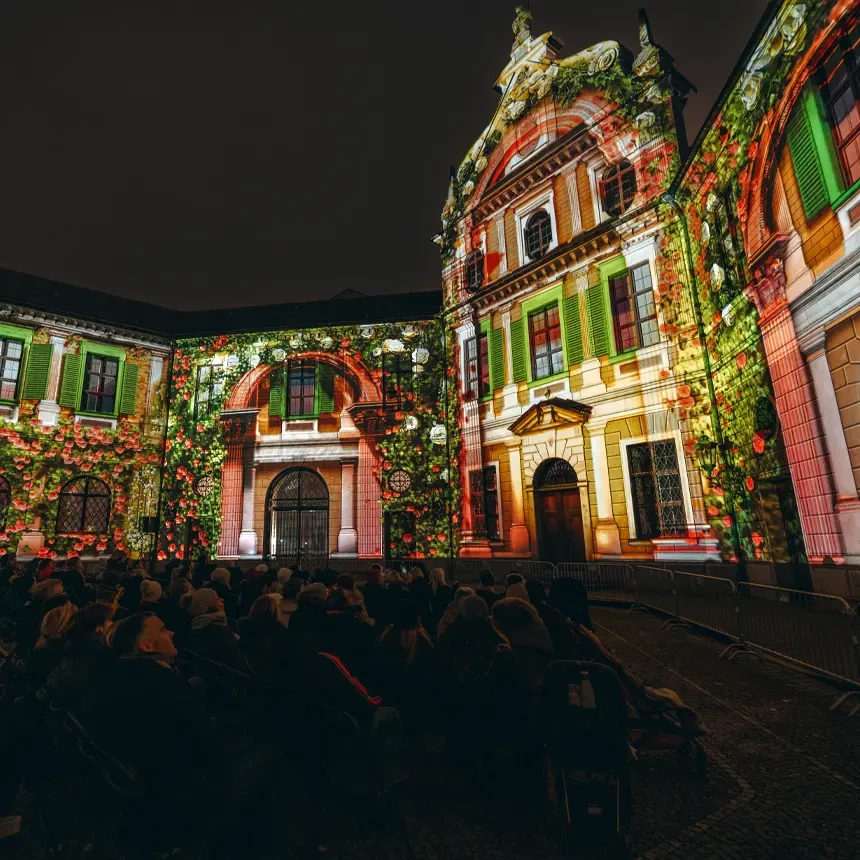 During a light show, the inner courtyard of the Munich Residenz transforms into Possenhofen Castle, where Empress Elisabeth spent her childhood.