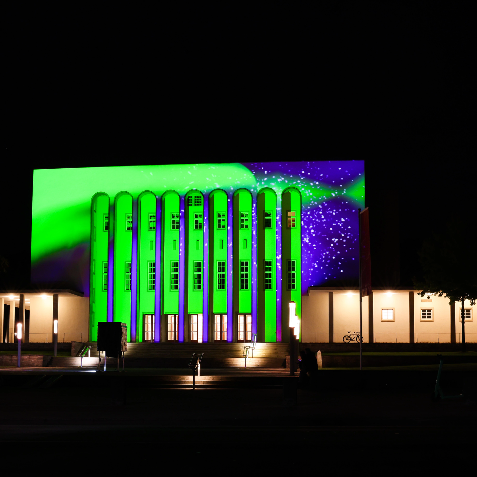 Liquid Projektion als Analogkunst digitalisiert auf Fassade der Oetkerhalle Bielefeld projiziert