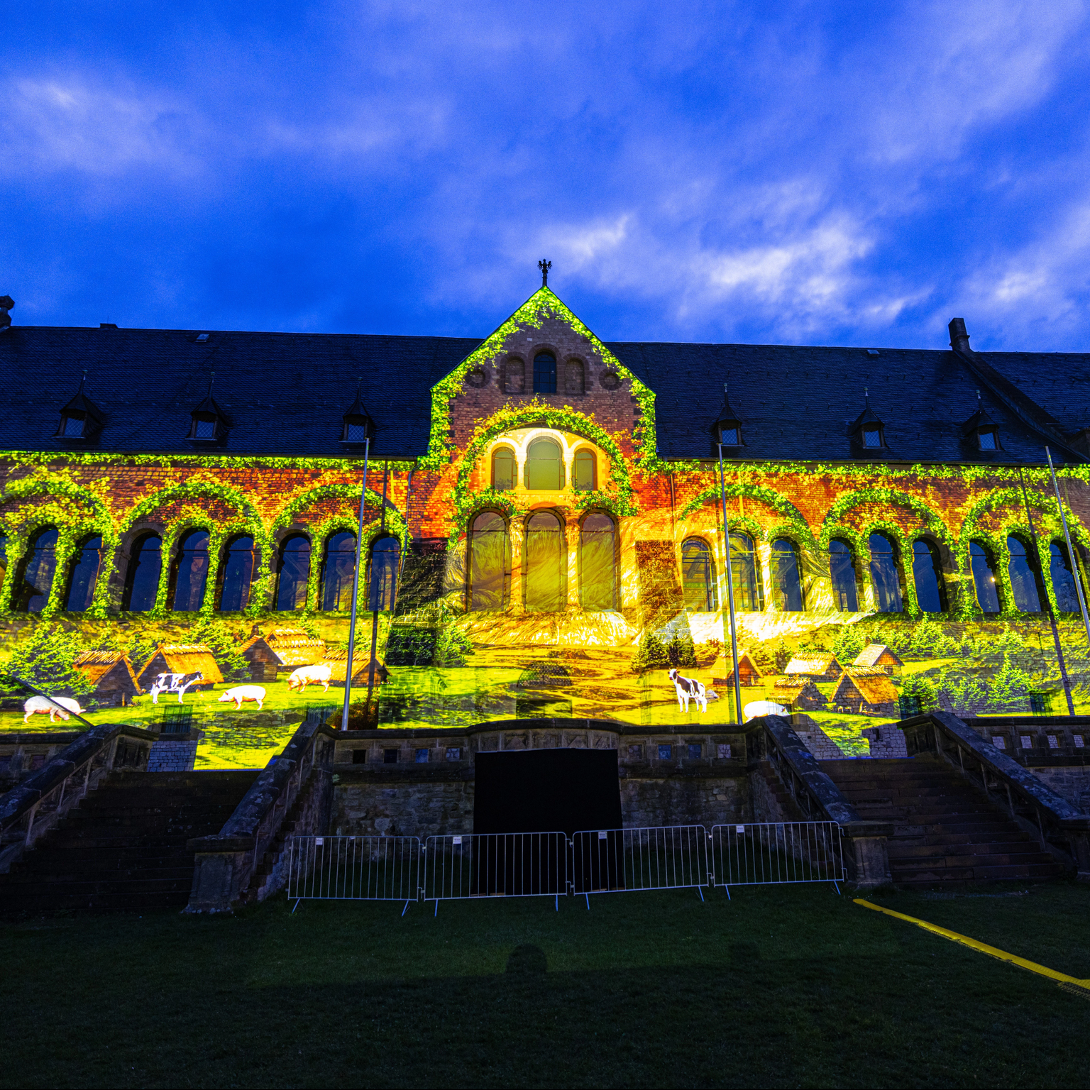Eine historische Szene aus der Entstehung der Stadt Goslar dargestellt mit einem 3D-Videomapping auf der Fassade der Kaiserpfalz
