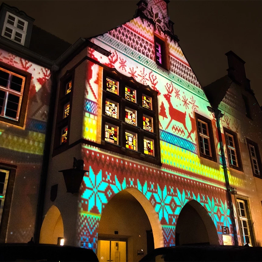 Gebäudeillumination taucht Haller Rathaus in weihnachtliches Norwerger-Strickmuster