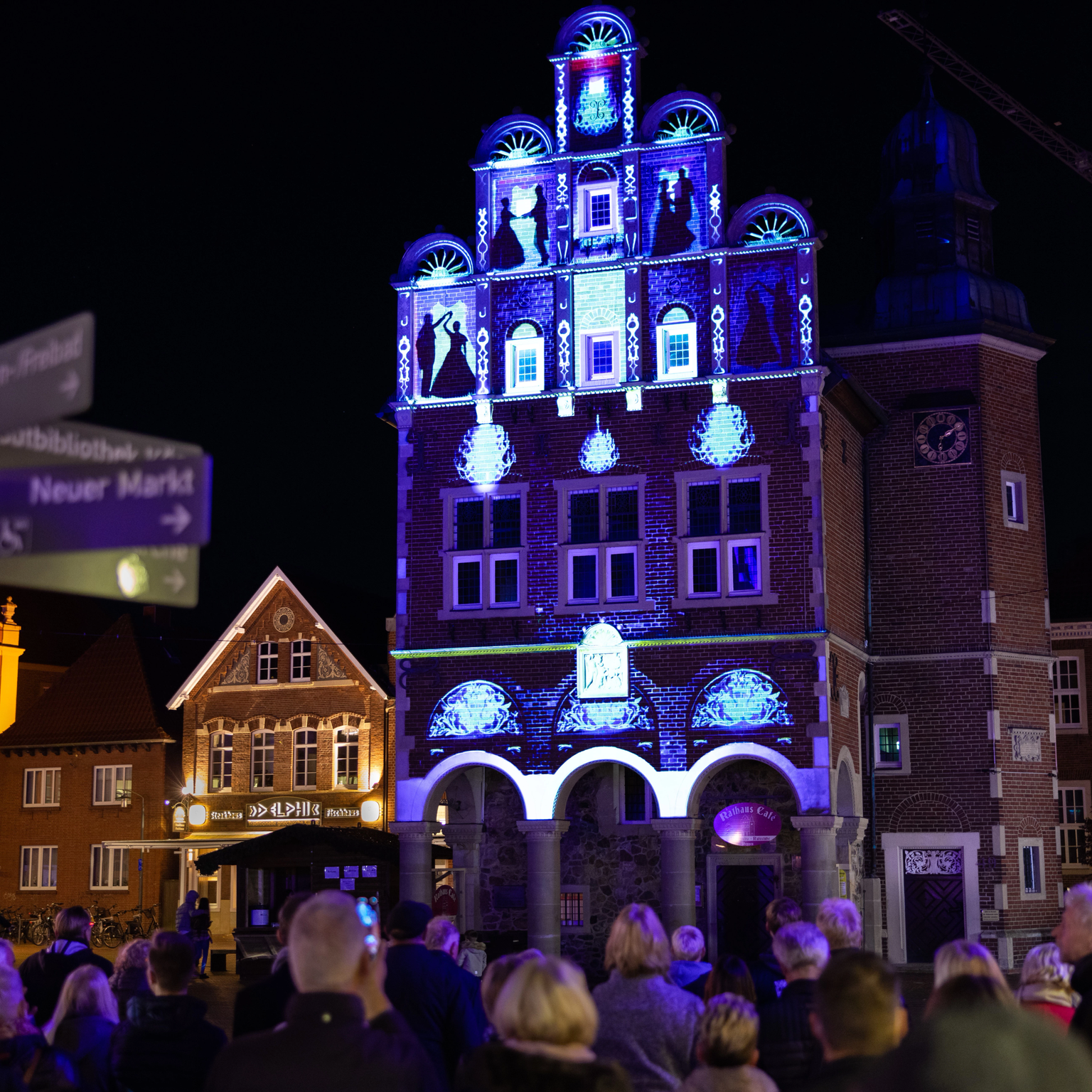 Projektionsshow, welche die architektonischen Strukturen Fachwerk und Ornamente am historischen Rathaus in Meppen hervorhebt