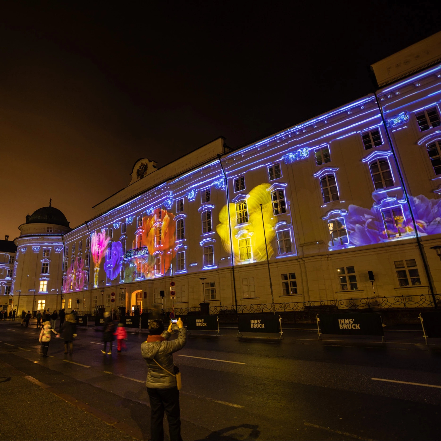 Virtuelle Blumen wachsen auf der Fassade der Hofburg: ein großflächiges 3D Video Mapping für Innsbruck Marketing macht es möglich