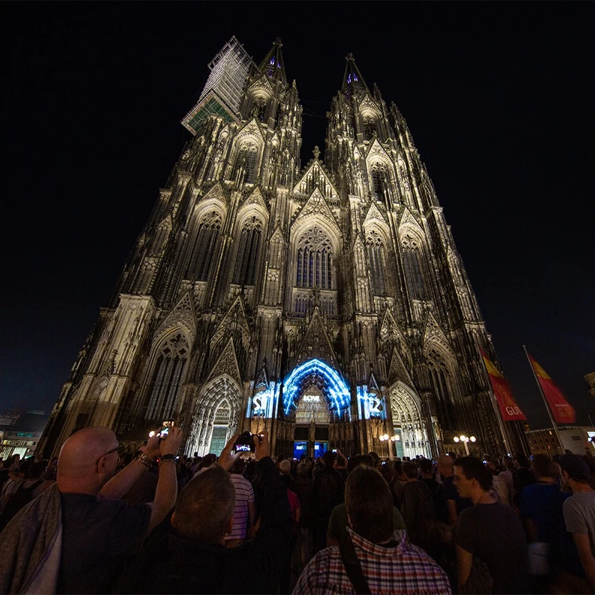 Zur SilentMOD wird die Eingangssituation am Kölner Dom mit 3D Effekten und Schlagworten wie "Love" illuminiert