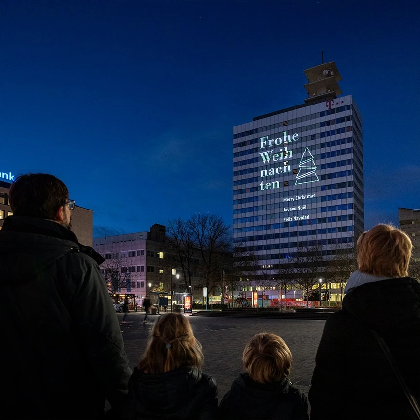 Hochhaus mit Großprojektion zu Weihnachten vor Nachhimmel in Bielefeld