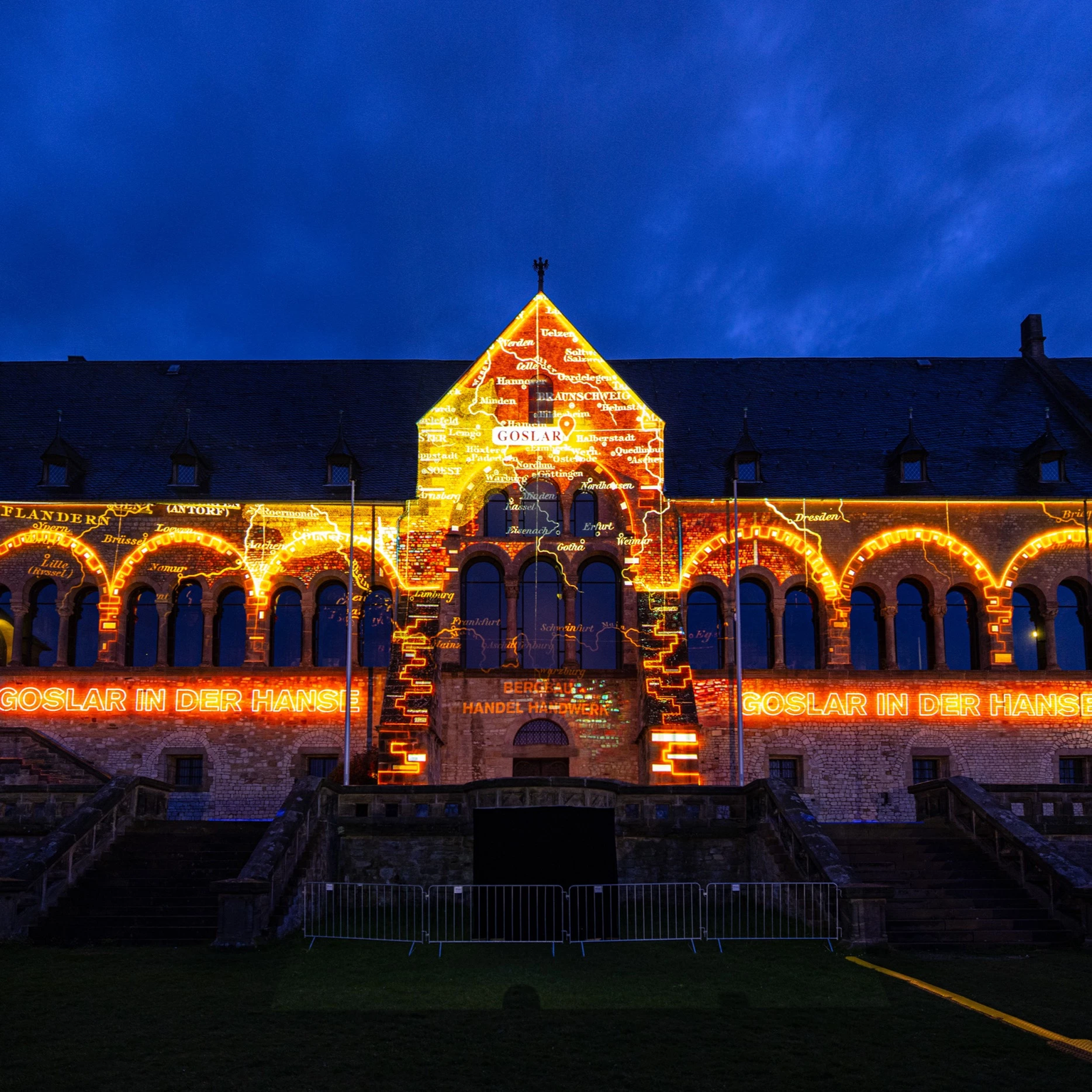 Historische Ereignisse der Stadtgeschichte Goslars werden während der 3D-Videomapping-Show gezeigt: auf einer historischen Karte sind die Handelwege der Hansestadt zu sehen