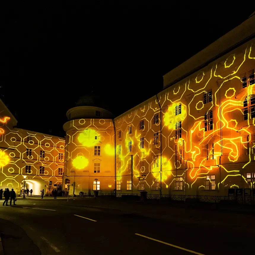 Während einer Gebäudeprojektion sind Hofburg und Hofkirche durch goldene Muster in einem neuen Licht zu sehen