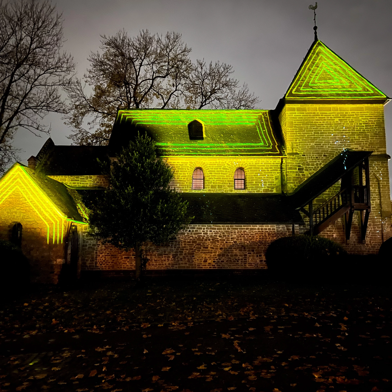 3D Video Projektion auf Kirchengebäude des Krieler Doms in Köln Lindental: die Strukturen des Gebäudes werden mit Outlines in grün nachgezeichnet