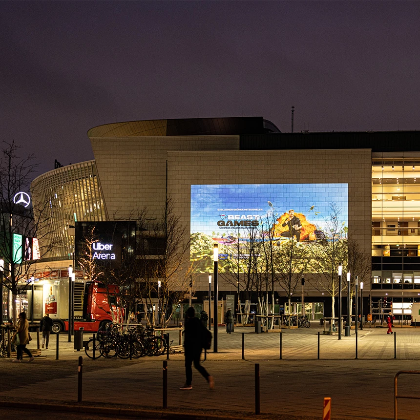 Eine Werbeprojektion zu Mr Beast Serie "Beast Games" ist auf der Uber Arena in Berlin zu sehen
