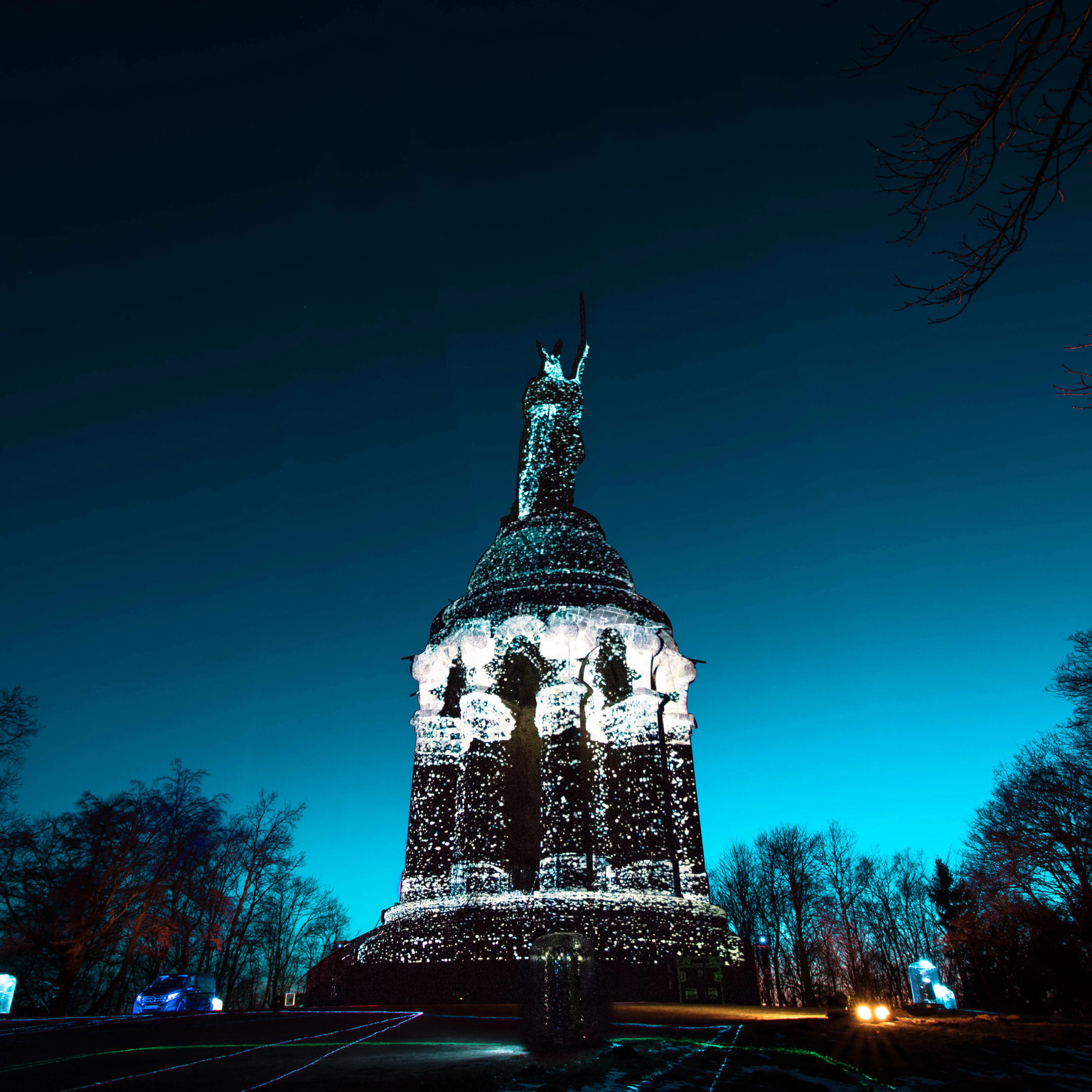 3D video mapping on a monumental building: The Hermann monument is made up of virtual particles