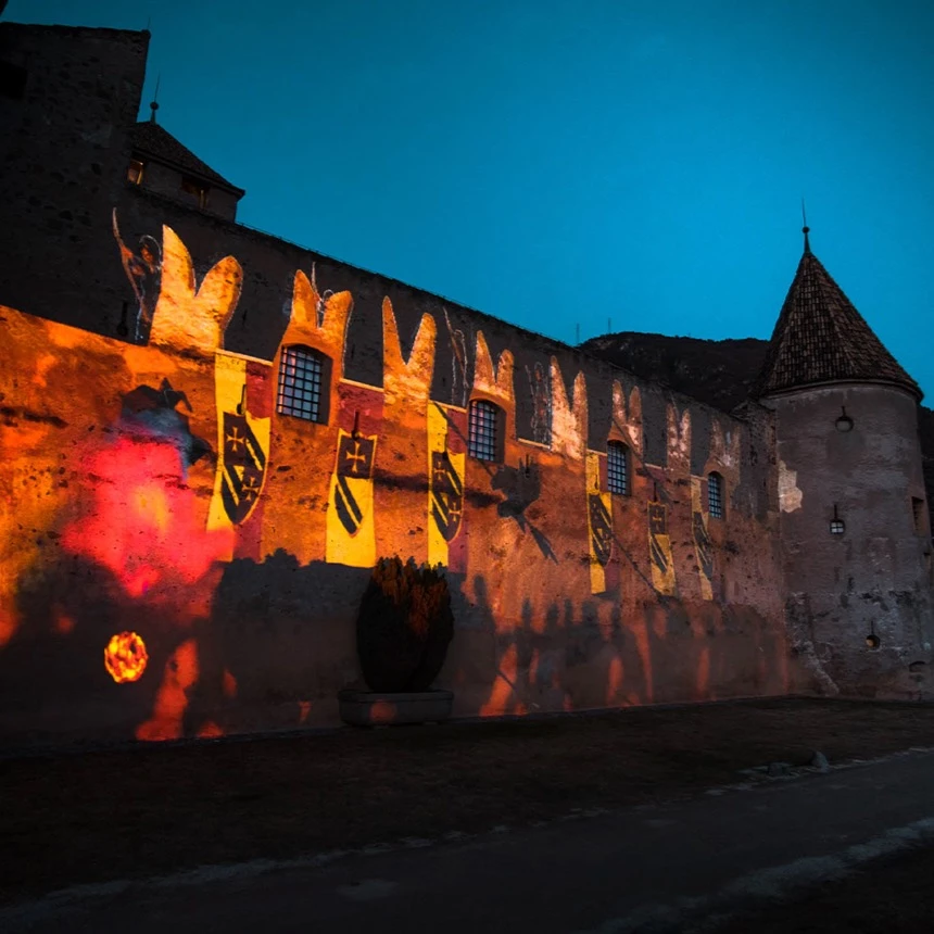Historical video mapping at Maretsch Castle in Bolzano shows historical scenes