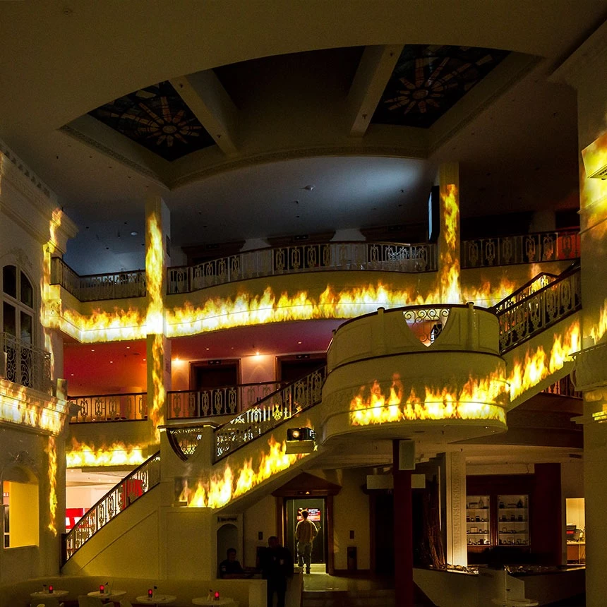 Eine 360° Panoramaprojektion zeigt virtuelles Feuer gebäudeindividuell angepasst auf die Gebäudestrukturen des Restaurants im Dormero Hotel in Stuttgart