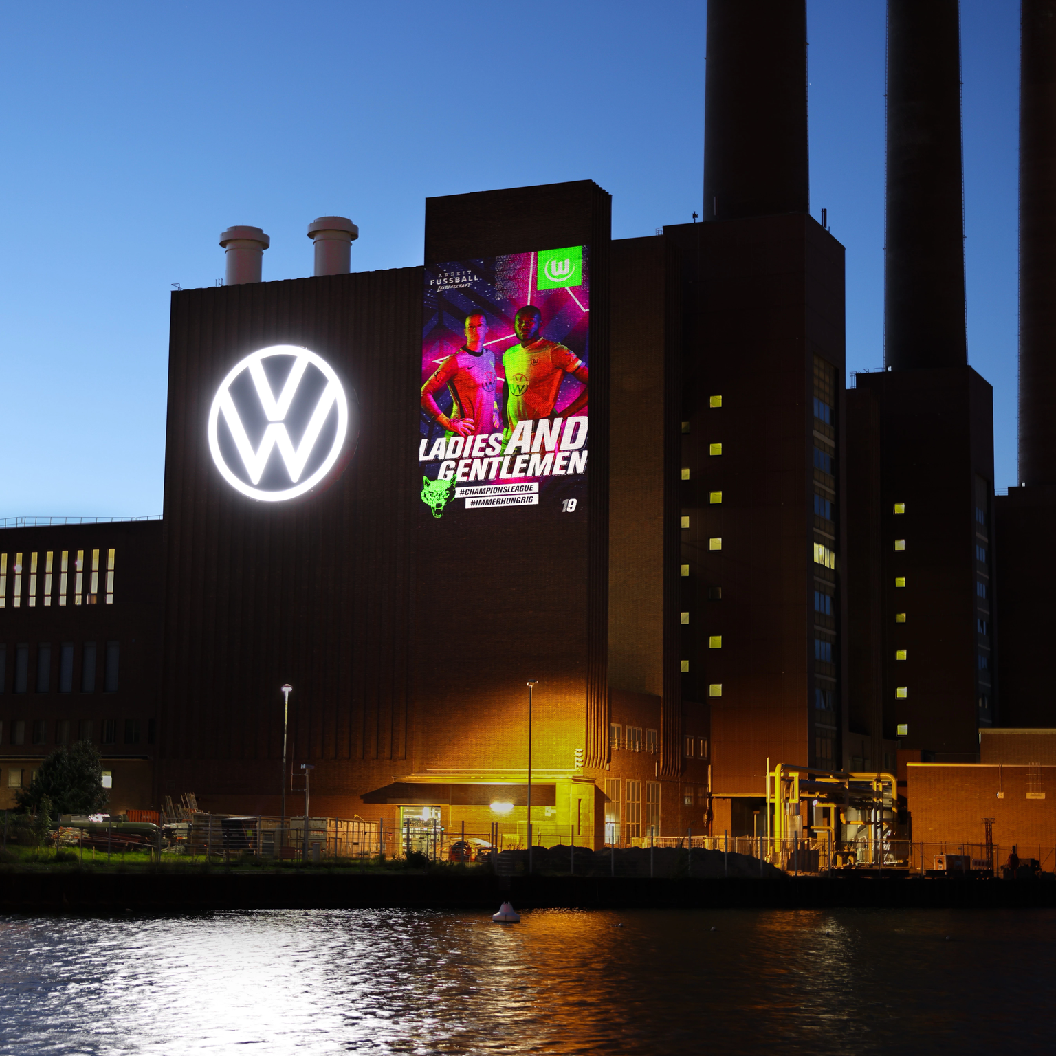 Fabrikgebäude von VW mit Videoprojektion für den VfL Wolfsburg