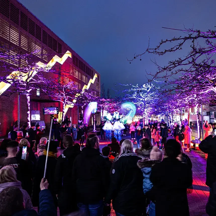 Auf der Rambla in Wilhelmshaven ist eine LED-Show zu sehen, die von zahlreichen Passanten bestaunt wird