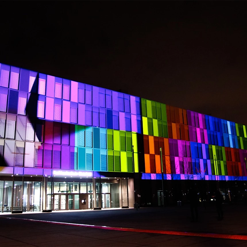 3D Projektionsshow auf moderner Fassade mit Color-Blocking in den Farben des Corporate Designs