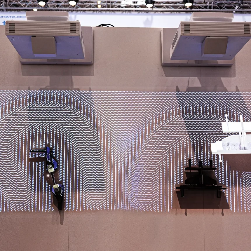 The components attached to the wall of the exhibition stand attract the attention of visitors to the exhibition by means of projections