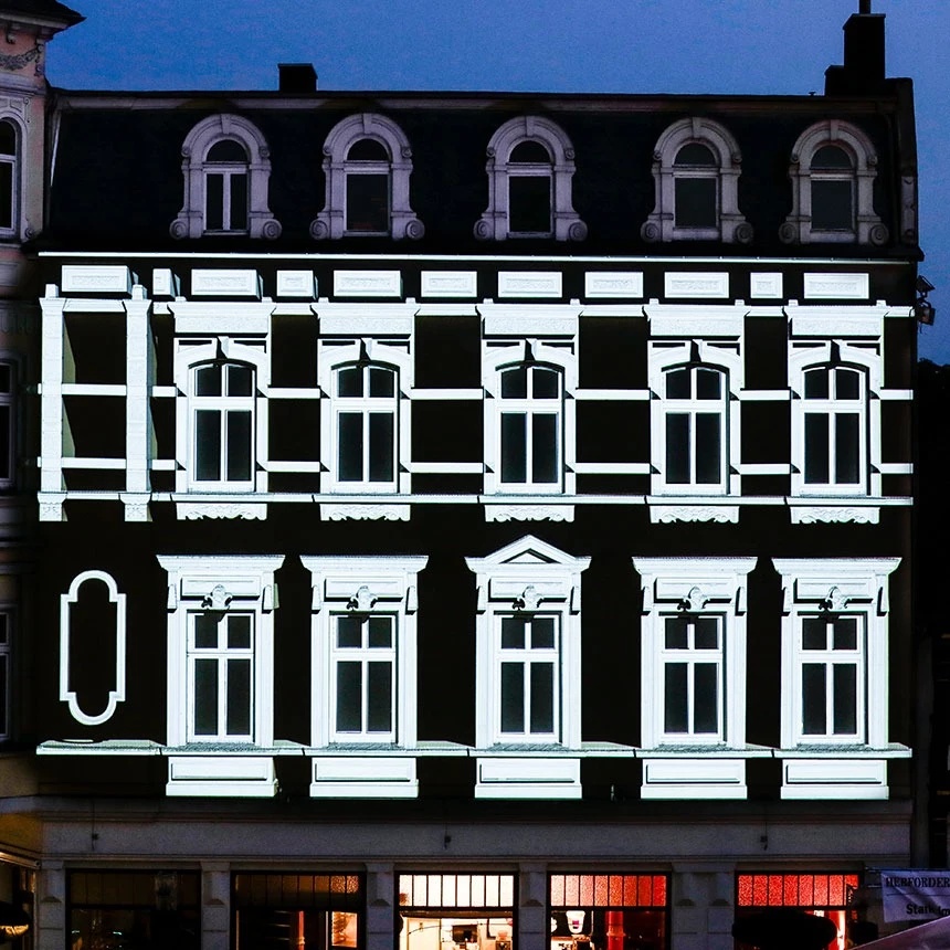 Die Strukturen des Gebäudes werden während einer Light Show dreidimensional wahrnehmbar